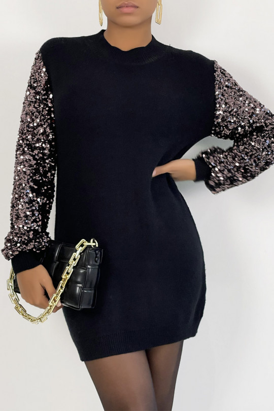 Robe pull noir avec manches à paillettes et col montant parfaite pour une soirée Robe pull noir avec manches à paillettes et col montant parfaite pour une soirée