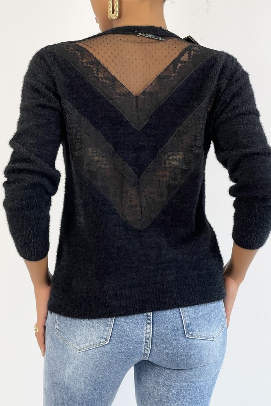 Pull duveteux rose avec motif en dentelle brodé dans le dos Pull duveteux rose avec motif en dentelle brodé dans le dos