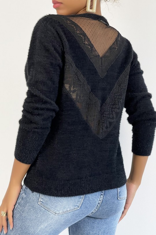 Pull duveteux rose avec motif en dentelle brodé dans le dos Pull duveteux rose avec motif en dentelle brodé dans le dos