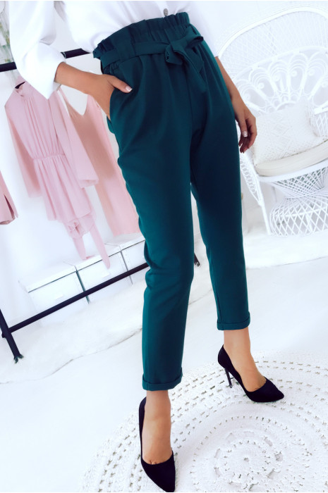 Pantalon vert taille haute avec poche et ceinture.