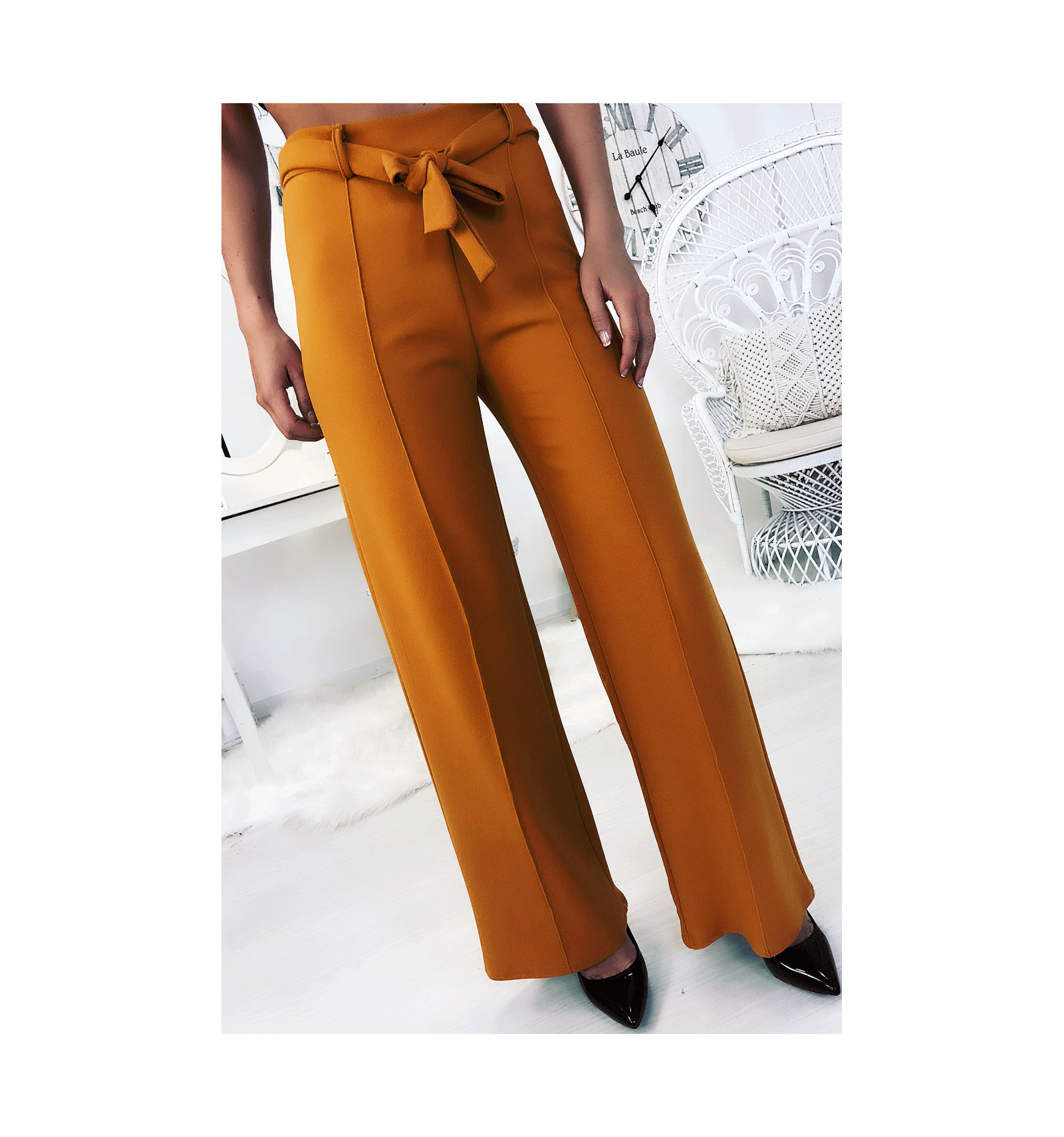 Pantalon palazzo moutarde avec plis et ceinture. Mode ...