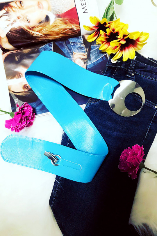 Ceinture bleu en PVC avec grosse boucle ronde. Accessoire mode femme Ceinture bleu en PVC avec grosse boucle ronde. Accessoire mode femme