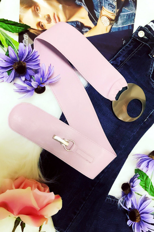 Ceinture violette en PVC avec grosse boucle ronde. Accessoire mode femme Ceinture violette en PVC avec grosse boucle ronde. Accessoire mode femme