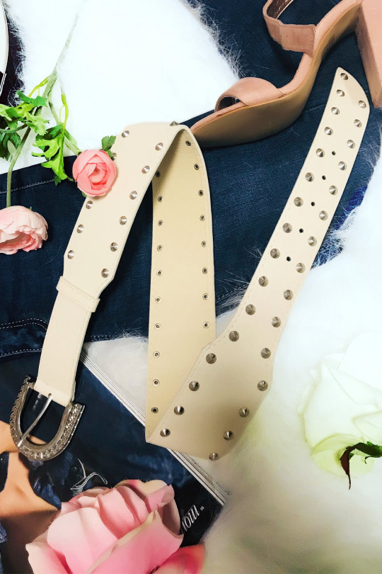 Ceinture beige clouté à la taille avec jolie boucle Ceinture beige clouté à la taille avec jolie boucle