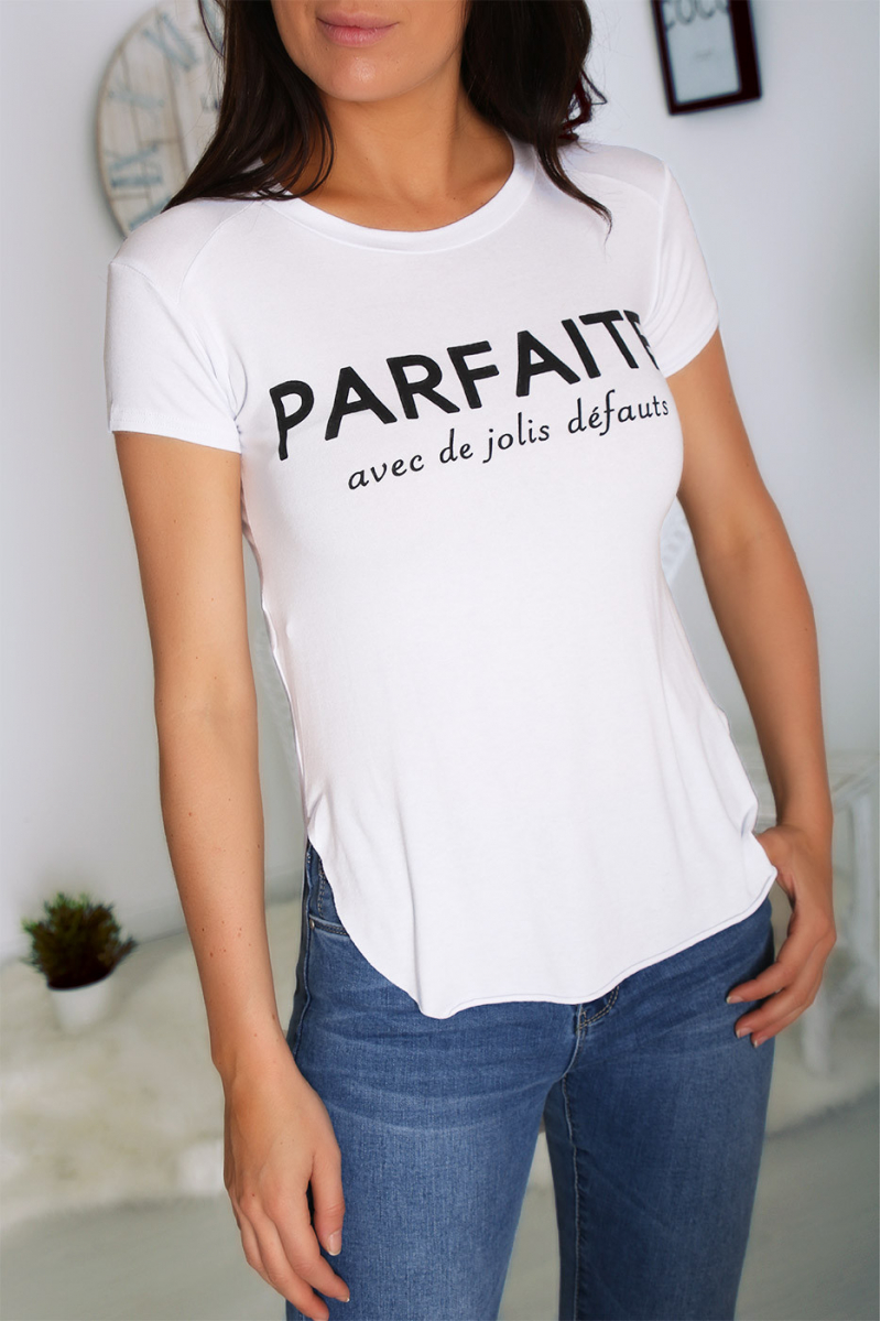 Wit t-shirt met PERFECTE tekst op de voorkant en langer op de achterkant Wit t-shirt met PERFECTE tekst op de voorkant en langer op de achterkant