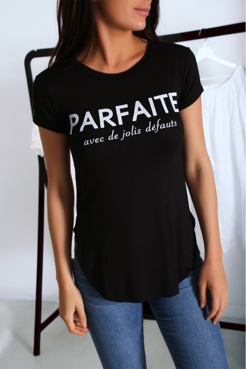 T-shirt noir avec écriture PARFAITE à l'avant et plus longue derrière T-shirt noir avec écriture PARFAITE à l'avant et plus longue derrière