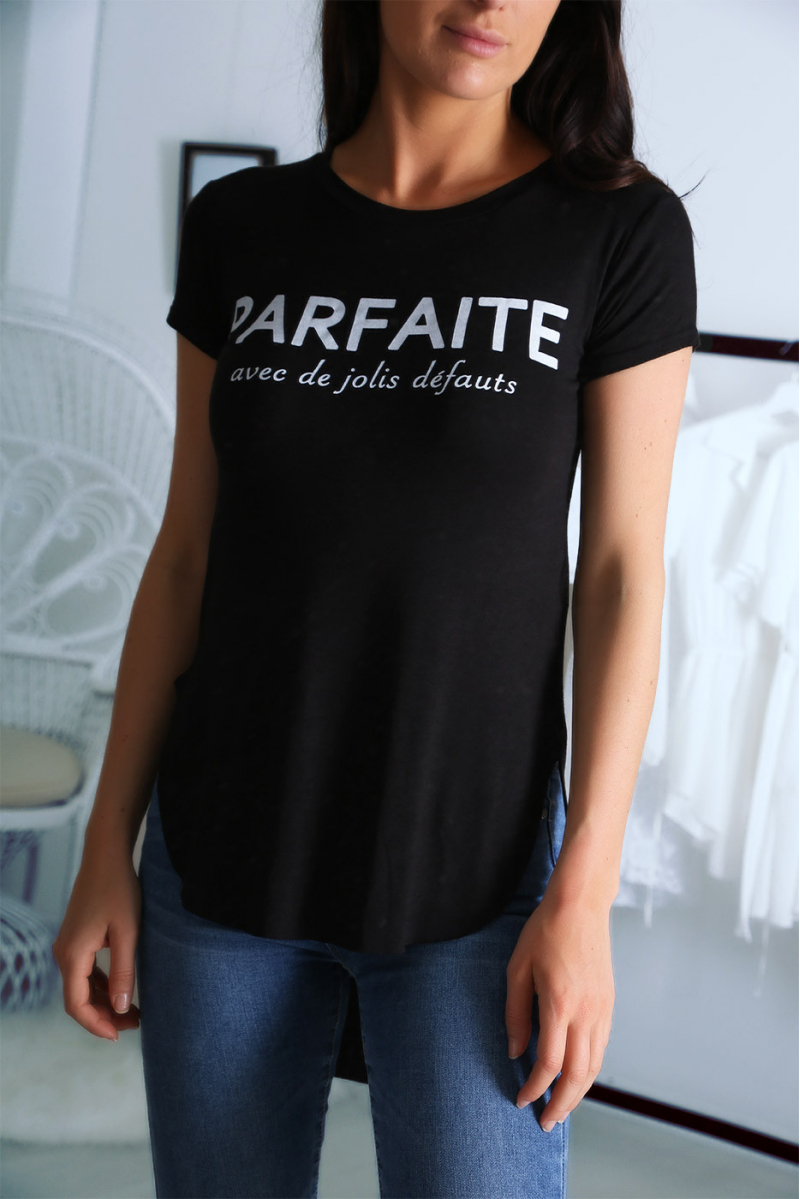 T-shirt noir avec écriture PARFAITE à l'avant et plus longue derrière T-shirt noir avec écriture PARFAITE à l'avant et plus longue derrière