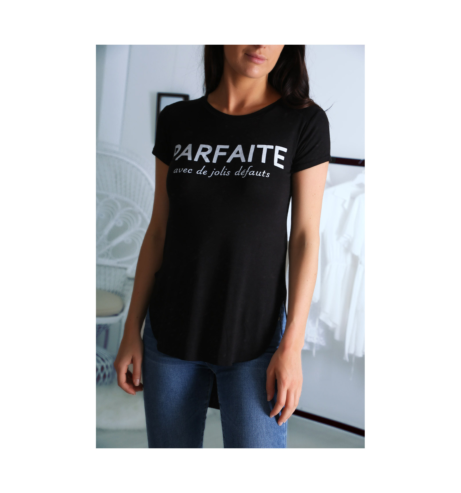 Tee Shirt Femme Plus Long Derriere Que Devant T-shirt noir avec écriture PARFAITE à l'avant et plus longue derrière