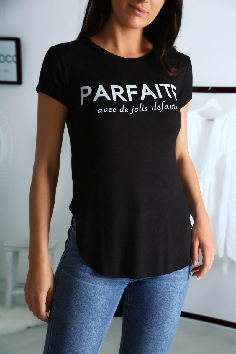 T-shirt noir avec écriture PARFAITE à l'avant et plus longue derrière T-shirt noir avec écriture PARFAITE à l'avant et plus longue derrière