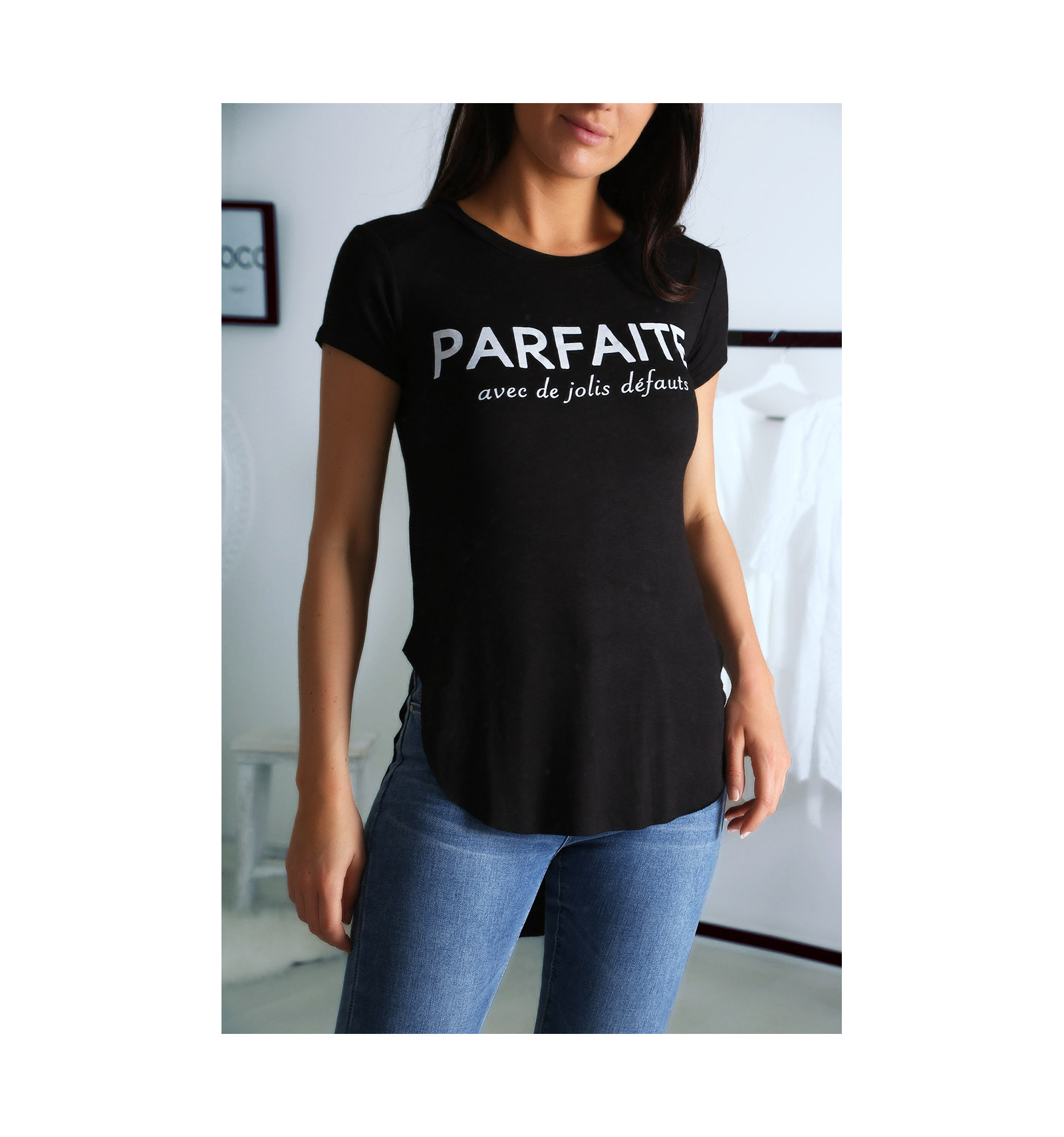 Tee Shirt Femme Plus Long Derriere Que Devant T-shirt noir avec écriture PARFAITE à l'avant et plus longue derrière