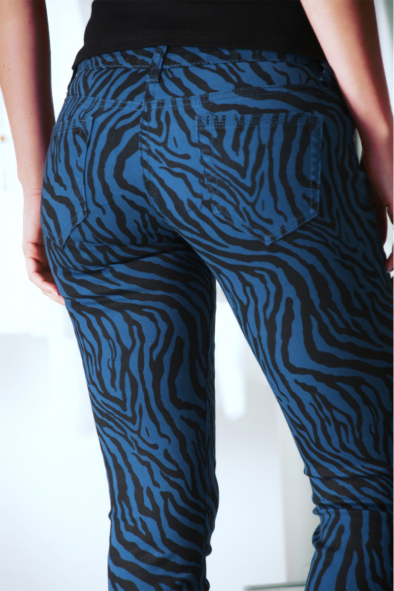 Pantalon Jeans bleu extensible avec poche et motif noir S1317D Pantalon Jeans bleu extensible avec poche et motif noir S1317D