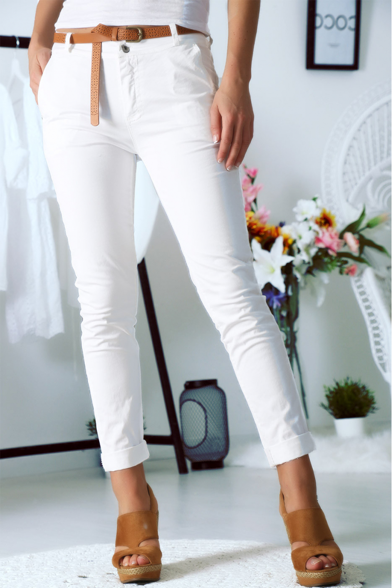 Schitterende slanke witte broek met faux leren riem