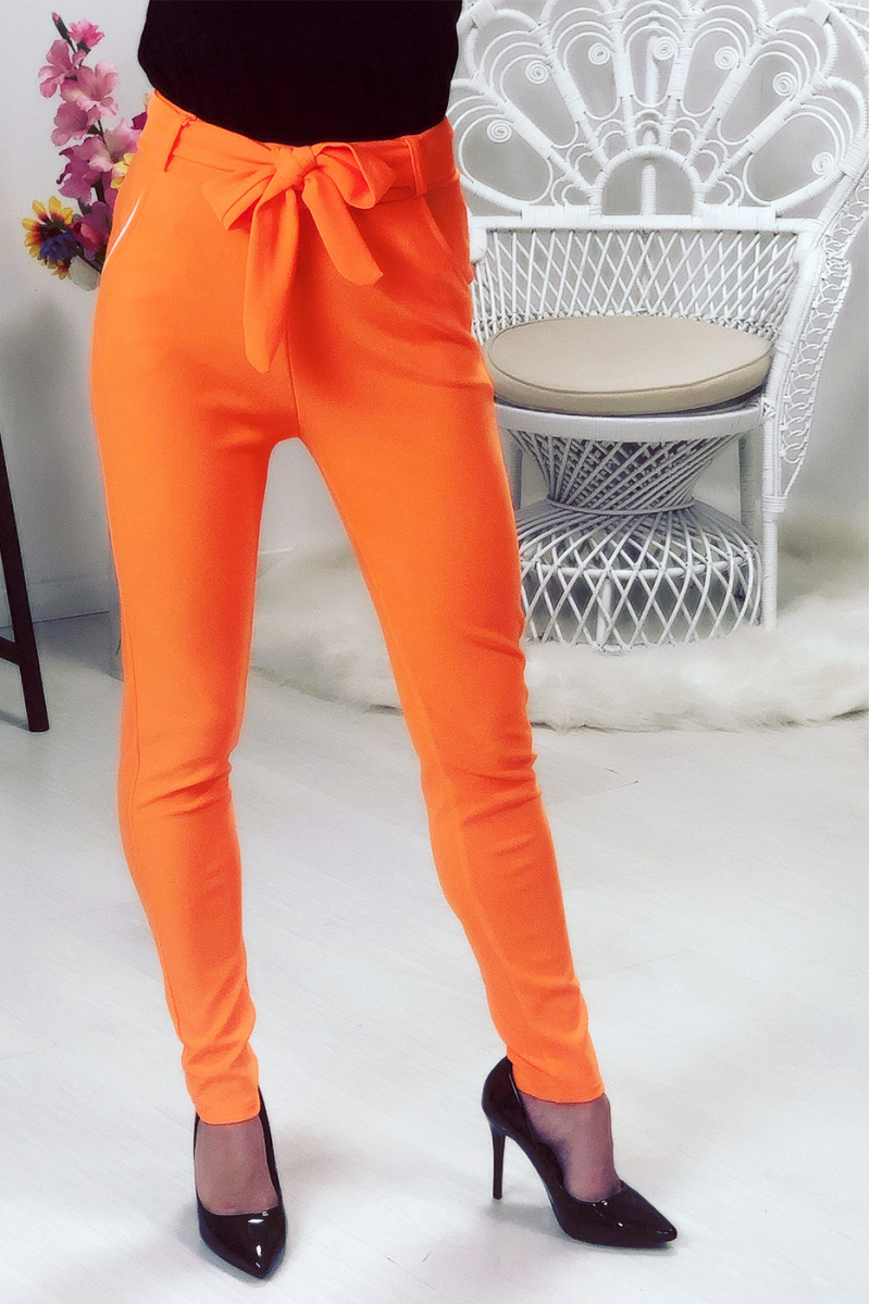 Pantalon taille haute orange avec ceinture et poches Pantalon taille haute orange avec ceinture et poches