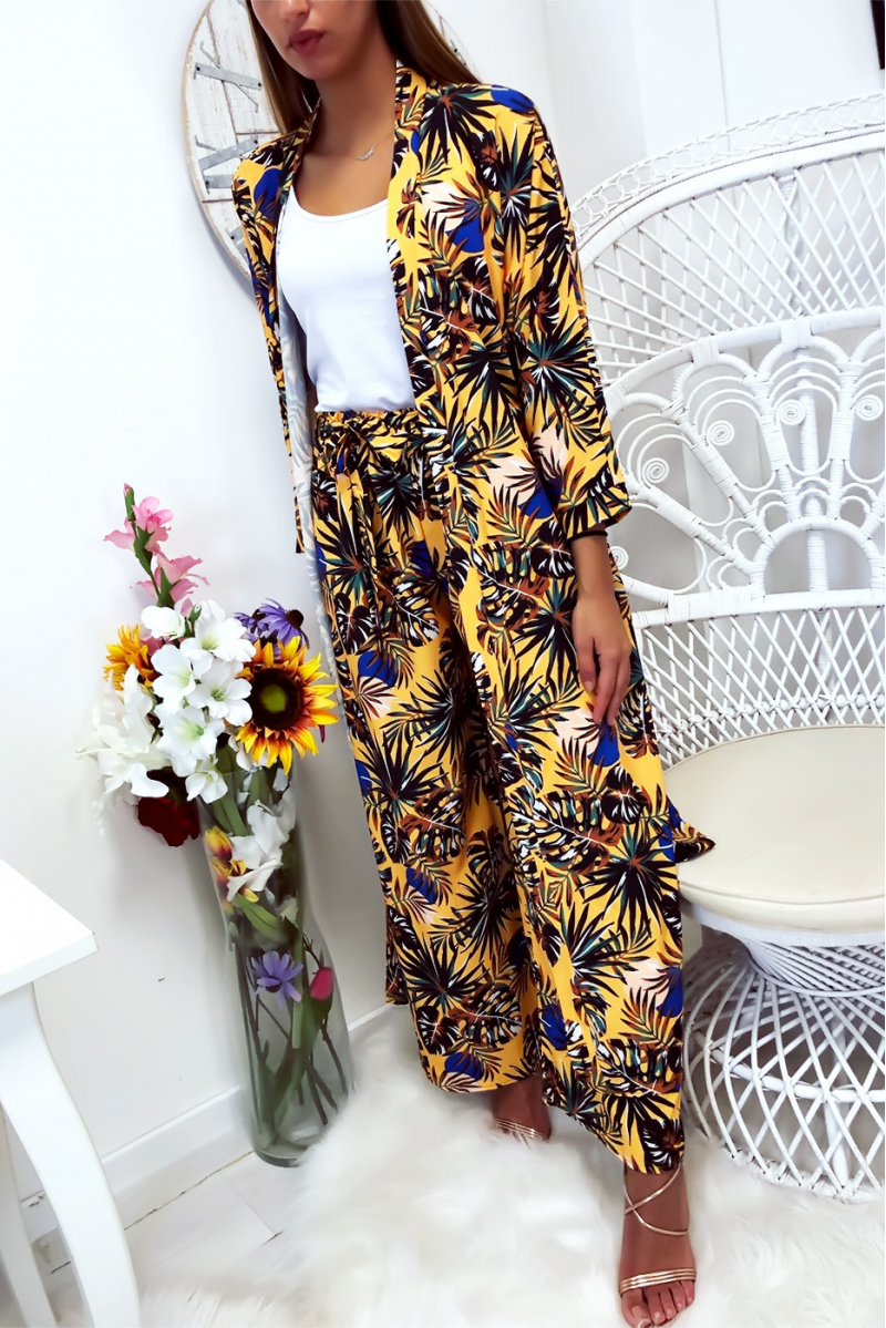Vrij lange mosterdgele bloemenkimono met riem die zonder broek wordt verkocht Vrij lange mosterdgele bloemenkimono met riem die zonder broek wordt verkocht