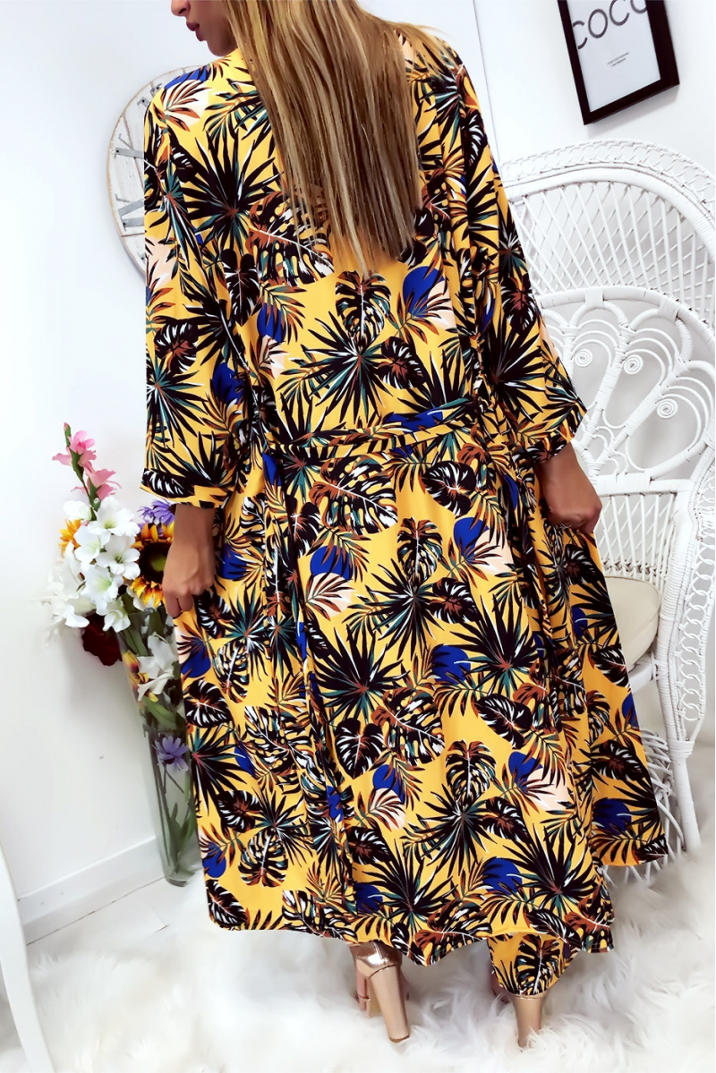 Vrij lange mosterdgele bloemenkimono met riem die zonder broek wordt verkocht Vrij lange mosterdgele bloemenkimono met riem die zonder broek wordt verkocht
