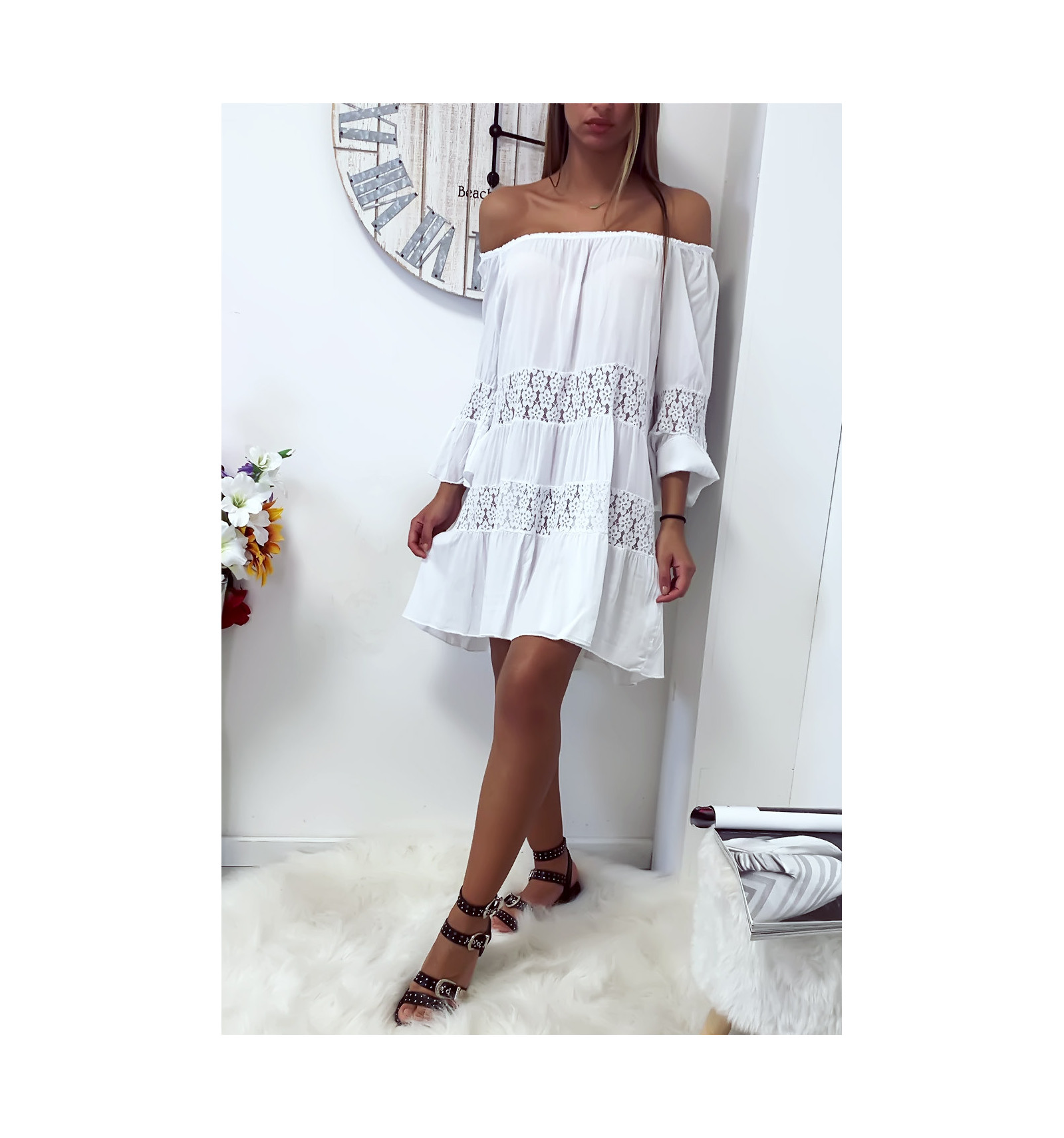 Jolie robe Blanche d'été avec dentelle et col bateau