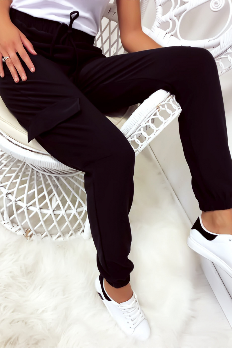 Pantalon treillis en noir avec poches et lacet Pantalon treillis en noir avec poches et lacet