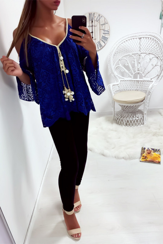 Mooie koninklijke top van kant van de schouders met accessoire bij de kraag Mooie koninklijke top van kant van de schouders met accessoire bij de kraag