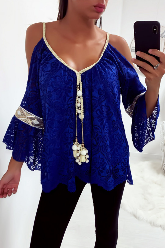 Mooie koninklijke top van kant van de schouders met accessoire bij de kraag Mooie koninklijke top van kant van de schouders met accessoire bij de kraag