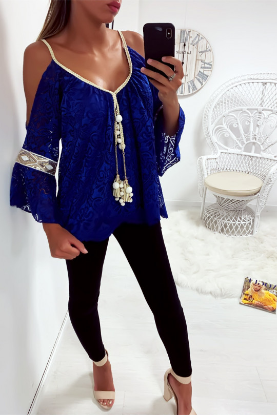 Mooie koninklijke top van kant van de schouders met accessoire bij de kraag Mooie koninklijke top van kant van de schouders met accessoire bij de kraag