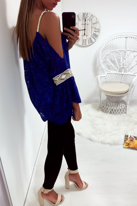 Mooie koninklijke top van kant van de schouders met accessoire bij de kraag Mooie koninklijke top van kant van de schouders met accessoire bij de kraag