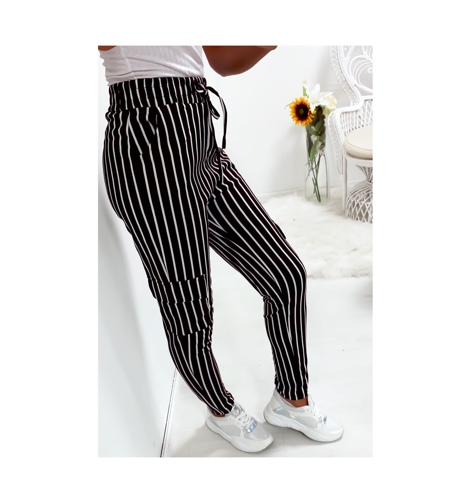 Pantalon jegging rayé noir et blanc avec poches sur les cotés