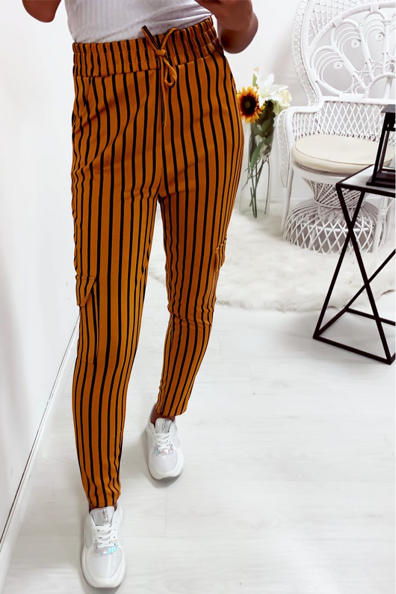 Pantalon jegging rayé moutarde et blanc avec poches sur les cotés Pantalon jegging rayé moutarde et blanc avec poches sur les cotés