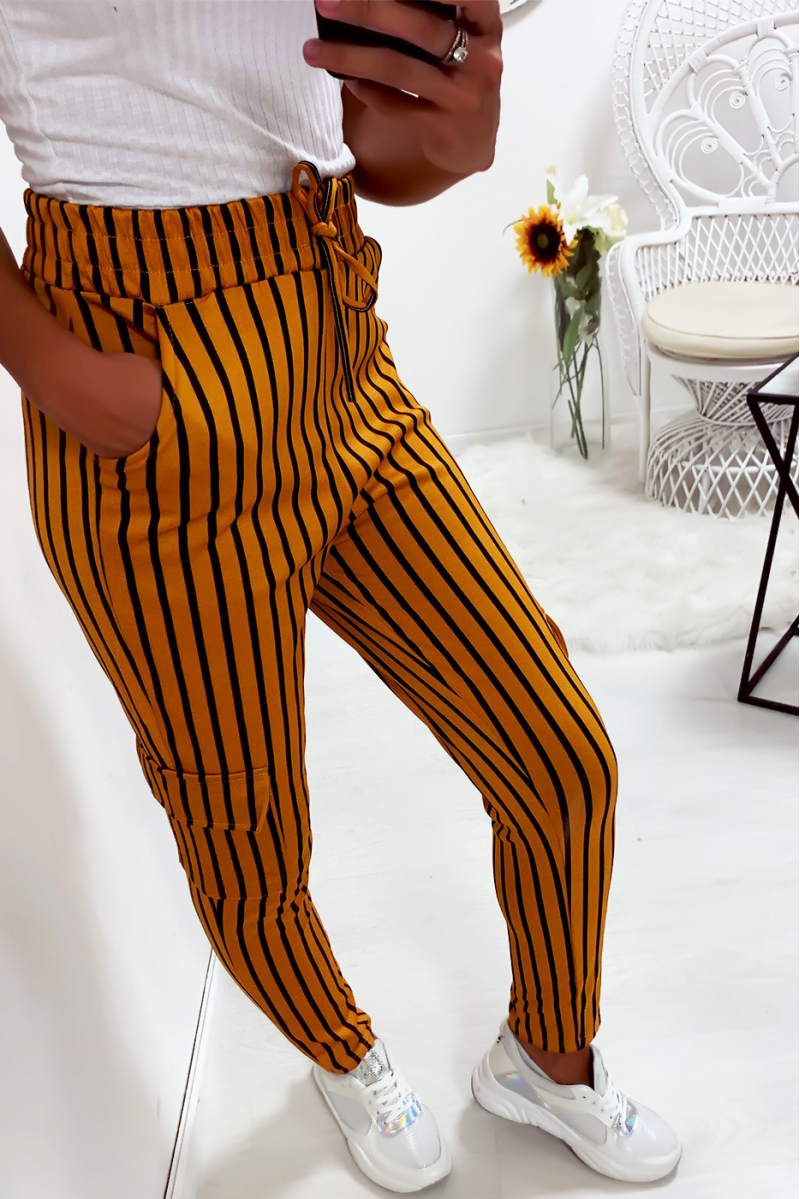 Pantalon jegging rayé moutarde et blanc avec poches sur les cotés Pantalon jegging rayé moutarde et blanc avec poches sur les cotés