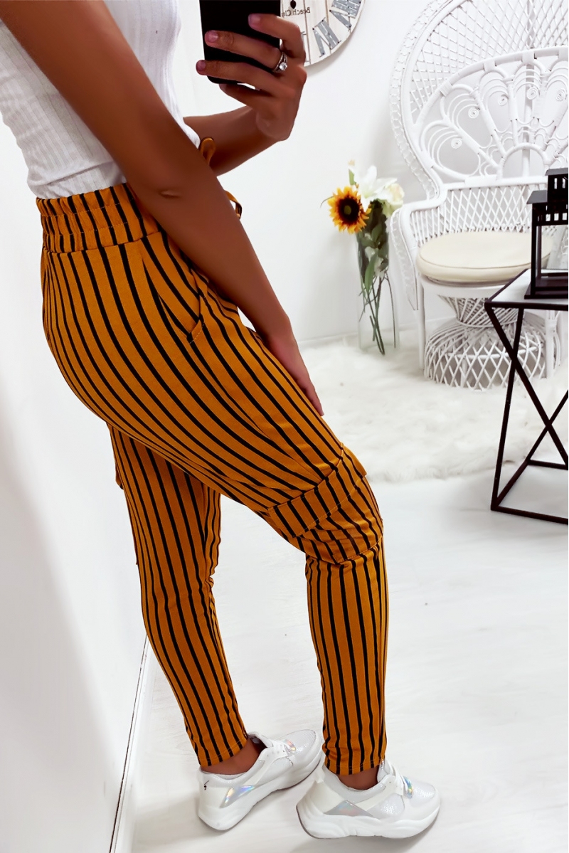 Pantalon jegging rayé moutarde et blanc avec poches sur les cotés Pantalon jegging rayé moutarde et blanc avec poches sur les cotés