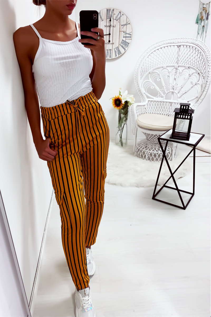 Pantalon jegging rayé moutarde et blanc avec poches sur les cotés Pantalon jegging rayé moutarde et blanc avec poches sur les cotés