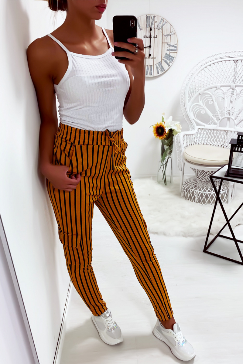 Pantalon jegging rayé moutarde et blanc avec poches sur les cotés Pantalon jegging rayé moutarde et blanc avec poches sur les cotés