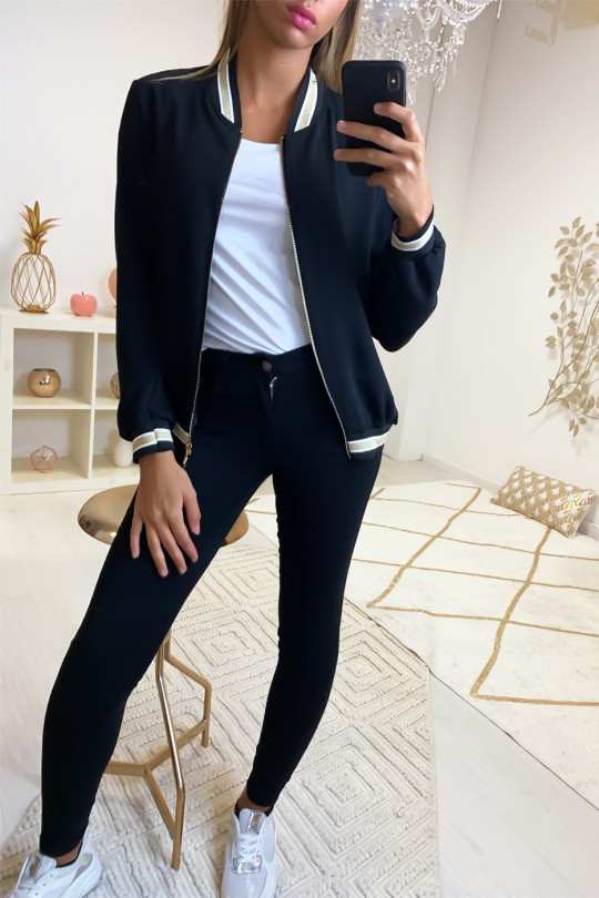 Jolie petite veste noir légère avec bande doré au col, aux manches et en bas Jolie petite veste noir légère avec bande doré au col, aux manches et en bas
