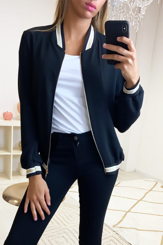 Jolie petite veste noir légère avec bande doré au col, aux manches et en bas Jolie petite veste noir légère avec bande doré au col, aux manches et en bas