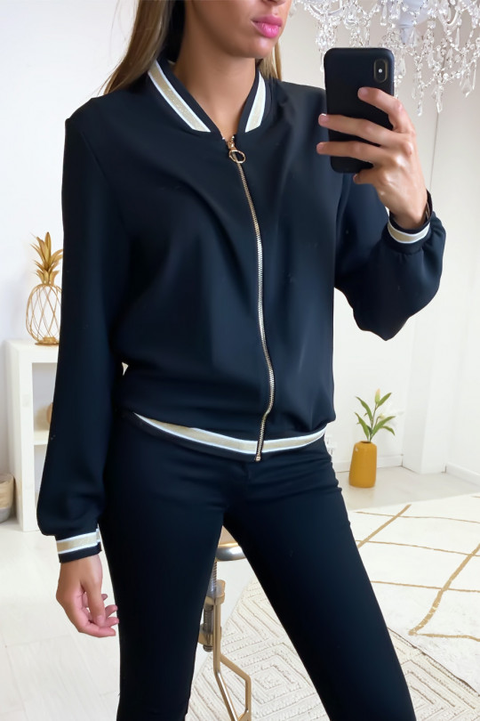 Jolie petite veste noir légère avec bande doré au col, aux manches et en bas Jolie petite veste noir légère avec bande doré au col, aux manches et en bas