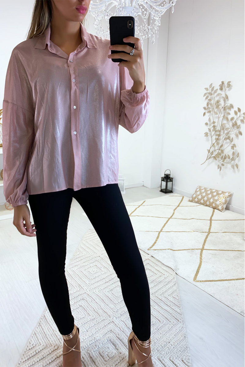 Magnifique chemise de soirée en rose dans une superbe matière brillante Magnifique chemise de soirée en rose dans une superbe matière brillante