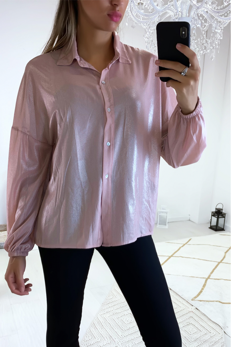 Magnifique chemise de soirée en rose dans une superbe matière brillante Magnifique chemise de soirée en rose dans une superbe matière brillante