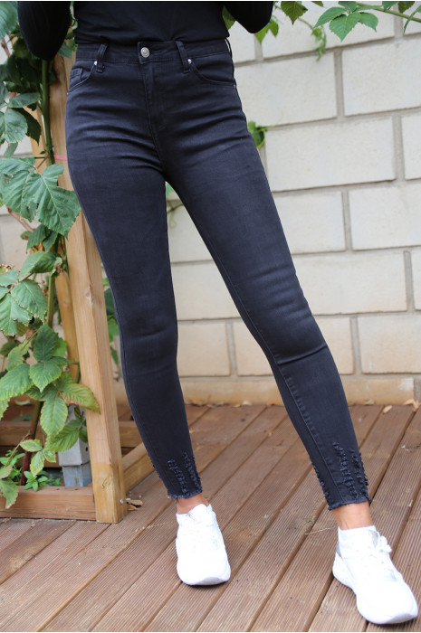 Black slim jeans tapered at the bottom 