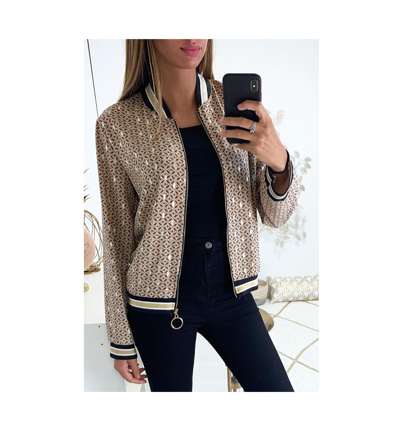 Petit veste légère en camel avec de joli motif doré Petit veste légère en camel avec de joli motif doré