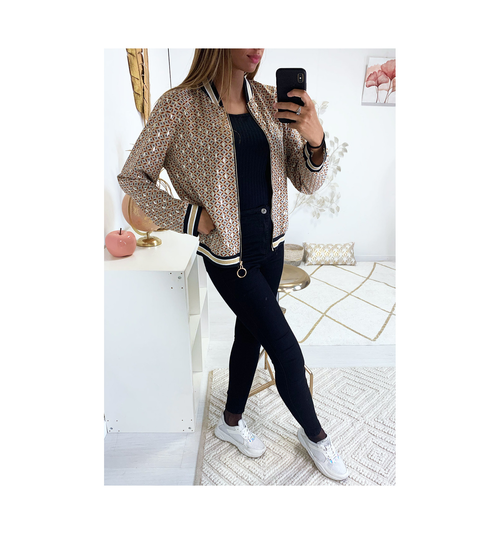 Petit veste légère en camel avec de joli motif doré Petit veste légère en camel avec de joli motif doré