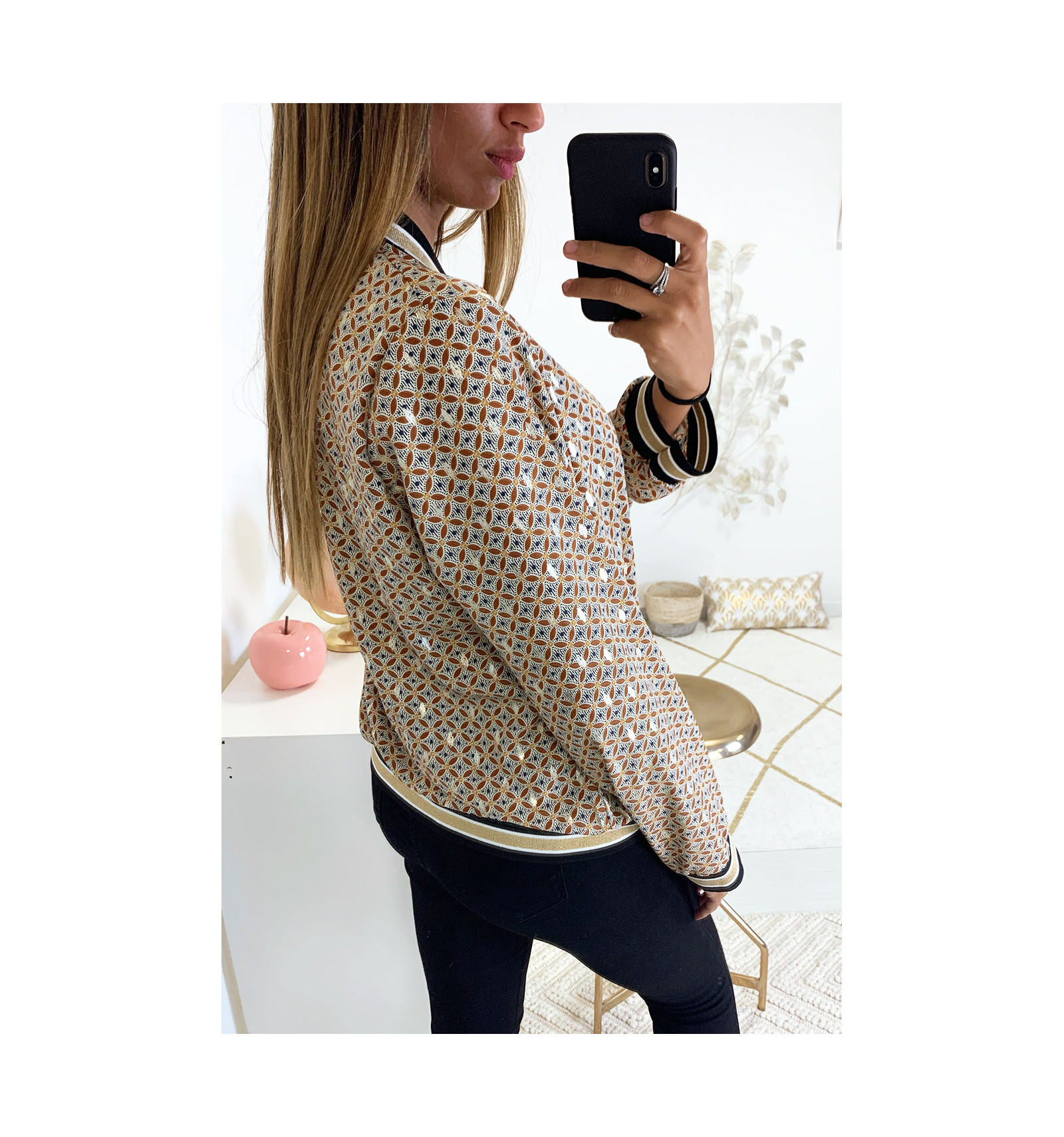 Petit veste légère en camel avec de joli motif doré Petit veste légère en camel avec de joli motif doré