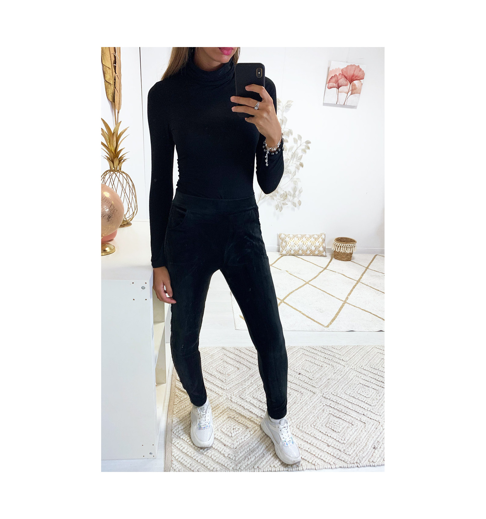 Pantalon peau de pêche noir avec poche et bande pailleté