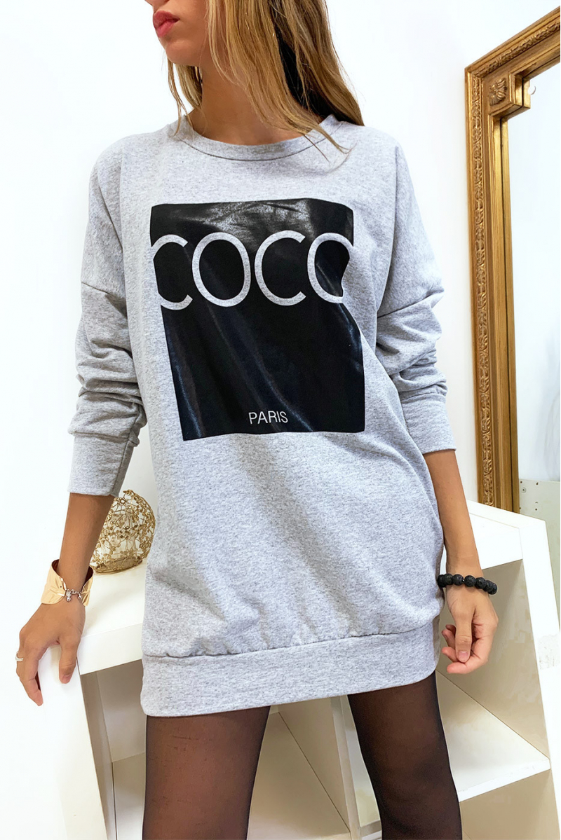 Sweat gris avec écriture COCO sur fond brillant Sweat gris avec écriture COCO sur fond brillant