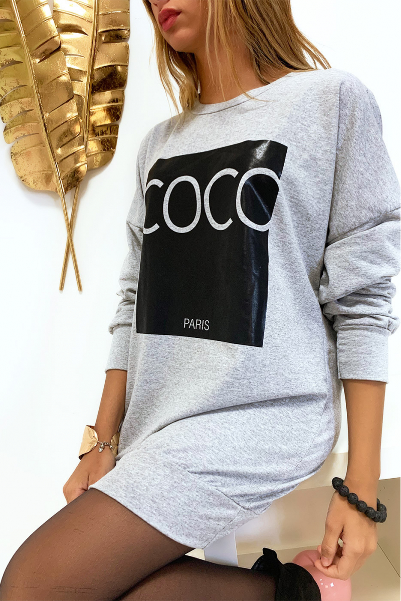 Sweat gris avec écriture COCO sur fond brillant Sweat gris avec écriture COCO sur fond brillant