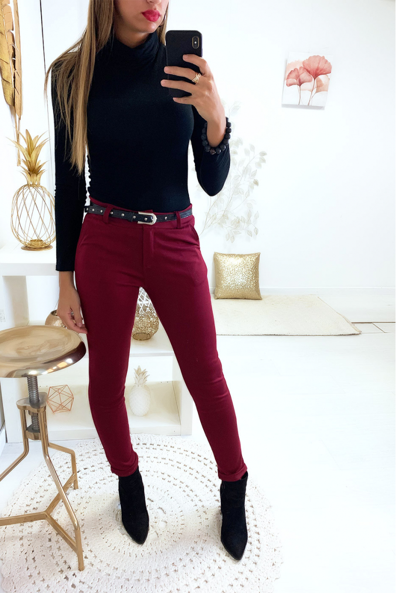 Magnifique pantalon slim bordeaux avec poches et ceinture Magnifique pantalon slim bordeaux avec poches et ceinture