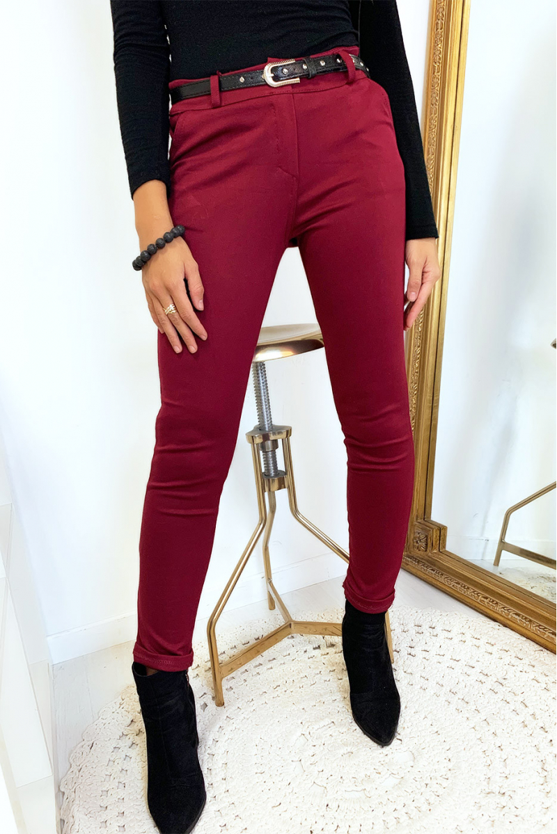 Magnifique pantalon slim bordeaux avec poches et ceinture Magnifique pantalon slim bordeaux avec poches et ceinture