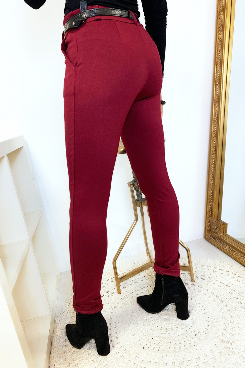 Magnifique pantalon slim bordeaux avec poches et ceinture Magnifique pantalon slim bordeaux avec poches et ceinture