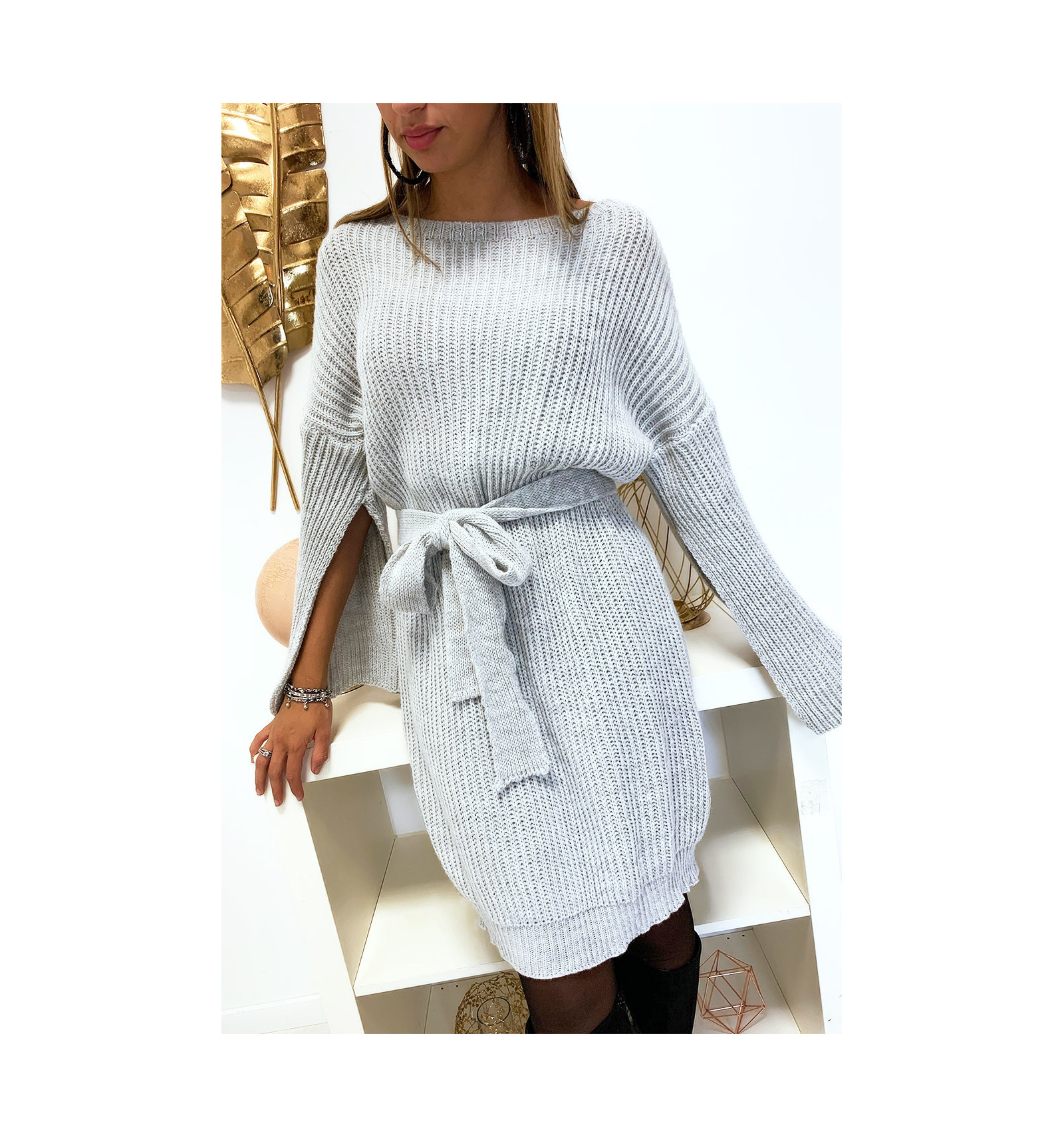 Magnifique robe pull grise avec ceinture et ouvert aux manches