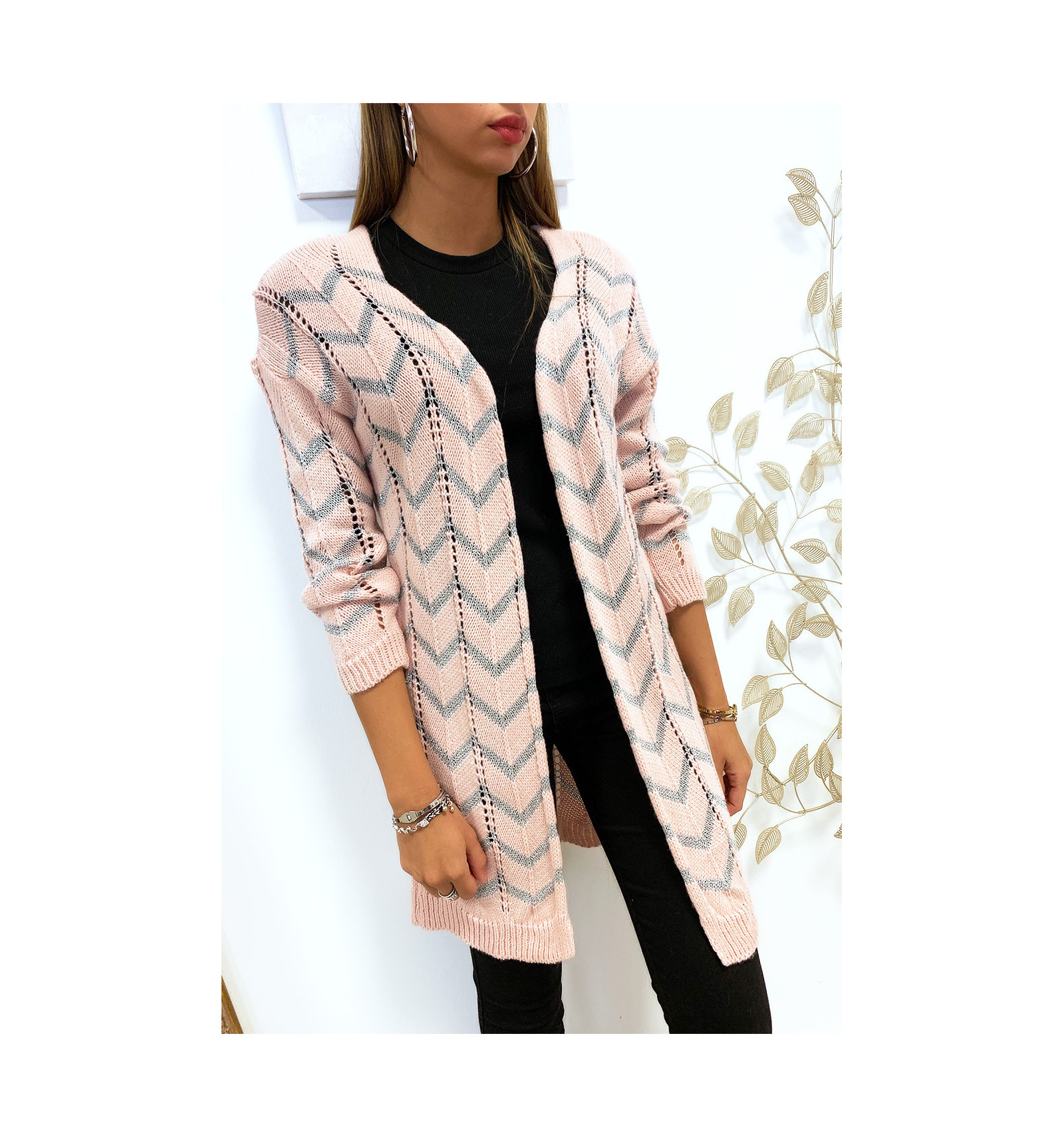 Long gilet rose joliment tressé avec des motifs argenté