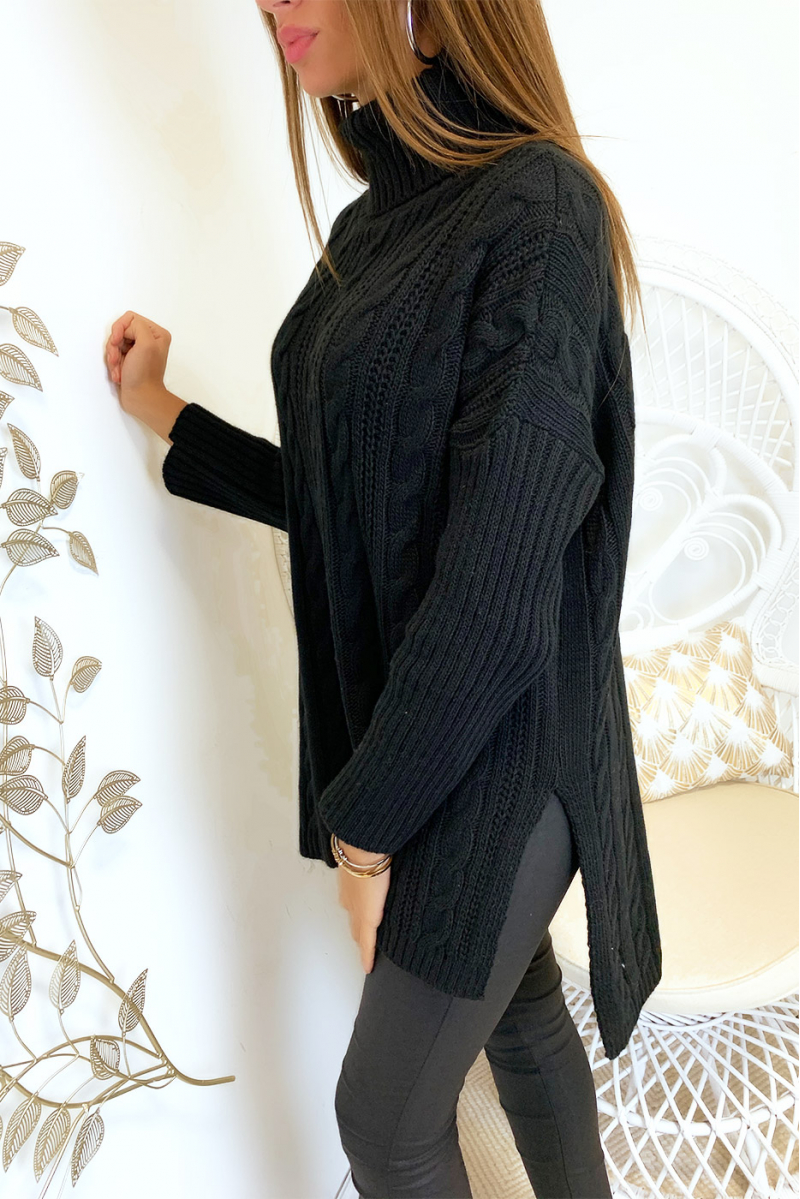 Joli pull ample col roulé en noir avec de jolie tresse et des fentes sur les cotés Joli pull ample col roulé en noir avec de jolie tresse et des fentes sur les cotés