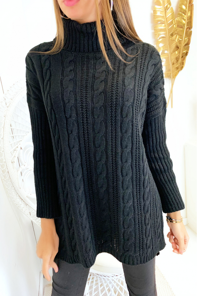 Joli pull ample col roulé en noir avec de jolie tresse et des fentes sur les cotés Joli pull ample col roulé en noir avec de jolie tresse et des fentes sur les cotés